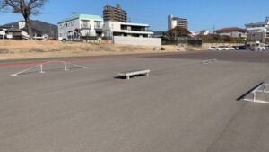 長良川公園に設置されたスケートボード・インラインスケート用トリック広場の様子