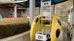 岐阜ファミリーパークの山を登るてんとう虫型スーパーモービル