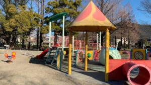 長良公園の幼児向け遊具エリア|ゆらゆら遊具や小型滑り台が整備