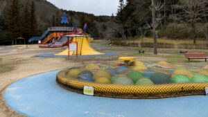 岐阜ファミリーパーク・ミワクル広場のジャンピングボム遊具で跳ねて遊ぶ子供たち