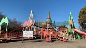 長良公園の大型複合遊具|小学生に大人気の30mローラー滑り台