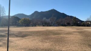長良公園の軽スポーツ広場|子供も大人も踊れる広い芝地スペース