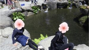 郡上市「あくだ渓流苑」で親子が釣り体験を楽しむ様子|岐阜市から日帰りOKの釣堀スポット