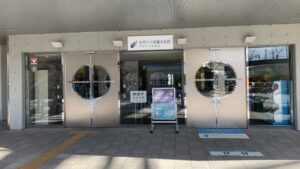 アクアトトぎふの正面玄関。バリアフリーで子連れでも入りやすい水族館入口
