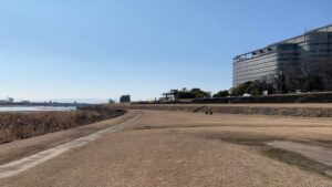 長良川沿いに続く高橋尚子ロードのジョギングコースの景色