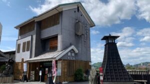 長良川鵜飼の観覧船乗り場にある鵜飼観覧船事務所の外観とシンボル灯台