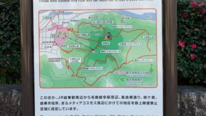 金華山登山道全体マップ。岐阜公園側を含む複数の登山コースのルートと難易度が色分けされている案内板。