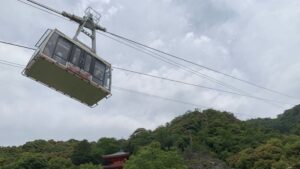 金華山ロープウェイが空中を進む様子。岐阜公園から山頂のリス村へアクセスする手段のひとつ