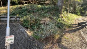 金華山「七曲り登山道」の登山口。案内札が立ち、舗装されたゆるやかな道が続く初心者向けルートのスタート地点。