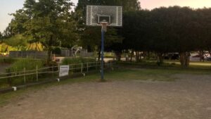 岐阜市のバスケットゴールのある公園　長良公園は多目的広場にバスケットゴールあり