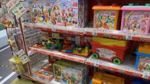 キッズフェスト店内の様子。子供が自由に遊べる低い棚のレイアウト