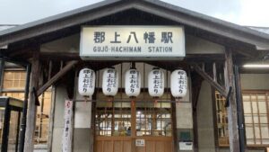 観光列車ながらが停車する郡上八幡駅のレトロな駅舎と風情