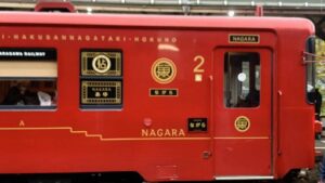 観光列車ながらに親子で乗車し、郡上八幡へ向かうローカル鉄道旅