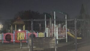 長良公園 イルミネーション時間の遊具広場の風景。いつもと違う雰囲気満点