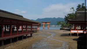 干潮時に近づける厳島神社の大鳥居