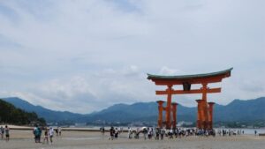 干潮時の砂浜から見た厳島神社の大鳥居