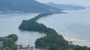 天橋立全景。砂洲が続く絶景と海水浴場が見渡せるスポット