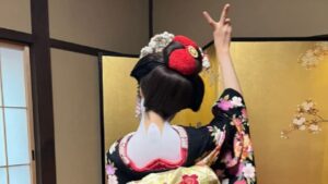 京都のスタジオで舞妓姿の親子がスマホで自由撮影を楽しんでいる様子