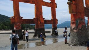干潮時に子供と歩いて近づける大鳥居