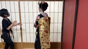 京都・舞妓体験スタジオ四季で白塗りメイクをした中学生の娘と本格的な撮影ブース（2023年撮影）