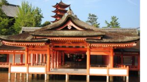 満潮時に海に浮かぶ厳島神社本殿