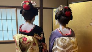 京都・舞妓体験スタジオ四季で本格着物を着て舞妓に変身した中高生の娘たち（親子体験）