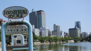 宮島行きの高速船乗り場。船から望む瀬戸内海の穏やかな風景も魅力。