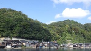 伊根町の舟屋が海沿いに立ち並ぶ絶景。日本の原風景を感じられる観光名所