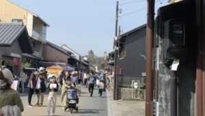 犬山城下町の本町通りを親子で歩き、スイーツ巡りを楽しむ様子