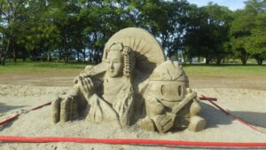 稲沢サンドフェスタで展示された和装女性とキャラクターの砂アート作品