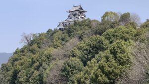 犬山城天守閣と木曽川の絶景を背景に親子で歴史体験した様子