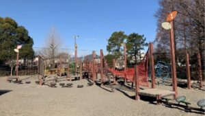 長良公園の砂場に設置されたボルダリングや網の塔を含むアスレチック広場