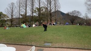 長良公園 売店入り口から見た芝生広場