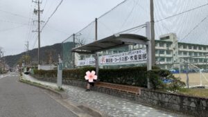 長良高校前バス停で帰りのバスを待つ様子