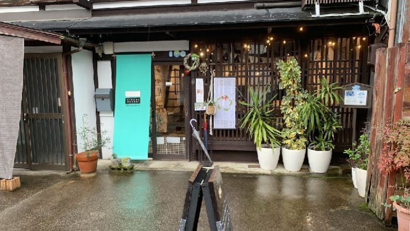 郡上八幡の古い町並みに建つタカラギャラリーワークルームの外観
