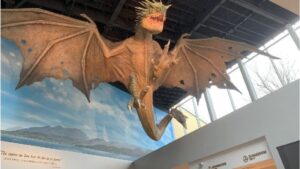 ハリーポッターとしまえんの天井に吊るされたハンガリー・ホーンテールとクロークの案内エリア