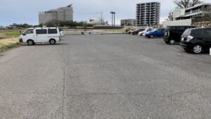 長良川公園の河川敷側に広がる白線なし駐車場の全景