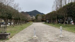 長良公園のメイン駐車場と多目的広場の間にあるアプローチ通路