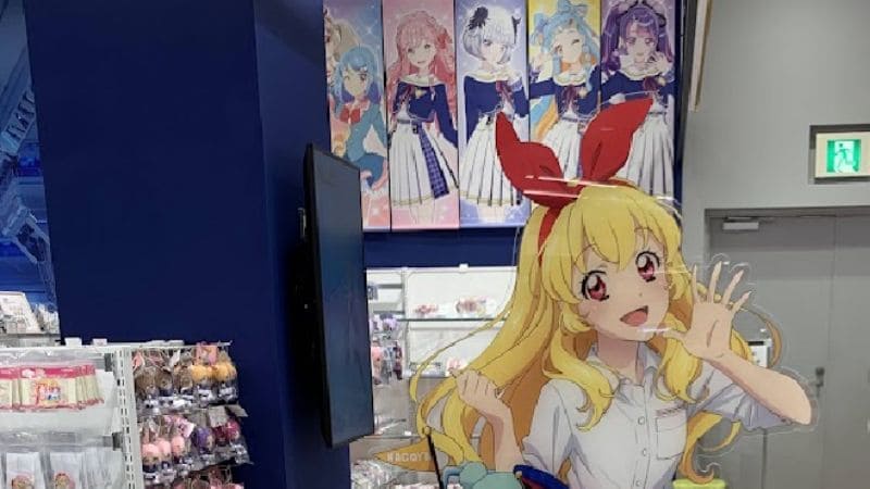 アイカツショップ名古屋の店内に設置された星宮いちごの等身大パネルとフォトスポットエリア