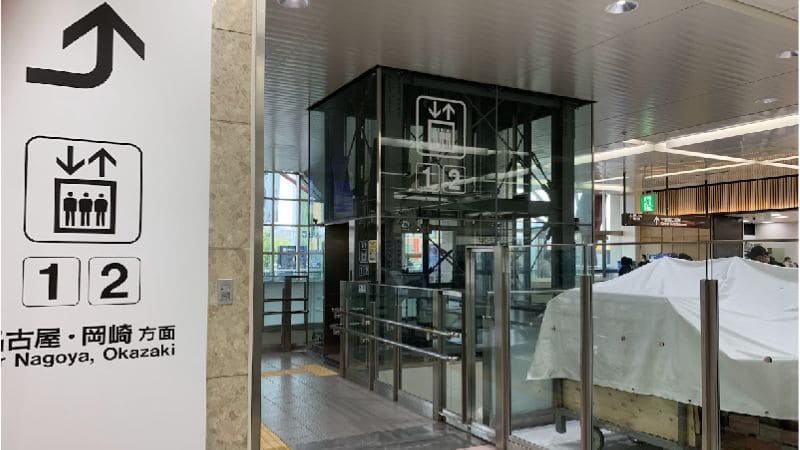 名古屋方面ホームに向かうJR岐阜駅のエレベーターと案内表示。ベビーカーや荷物が多い子連れ移動にも安心。