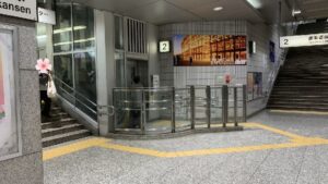 名古屋駅構内の新幹線ホームへ向かう通路にあるエレベーターと階段。子連れやベビーカー利用者に便利な乗り換えルート。