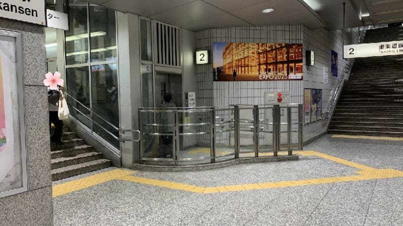 名古屋駅構内の新幹線ホームへ向かう通路にあるエレベーターと階段。子連れやベビーカー利用者に便利な乗り換えルート。