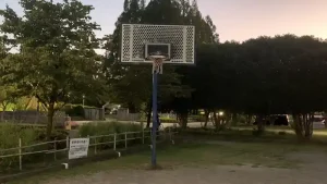 岐阜市内の公園に設置された屋外バスケットゴール
