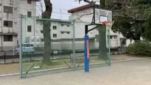 岐阜市内の公園に設置されたバスケットゴールと防球ネット