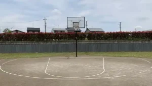 岐阜市内の公園にあるバスケットゴールとコートライン
