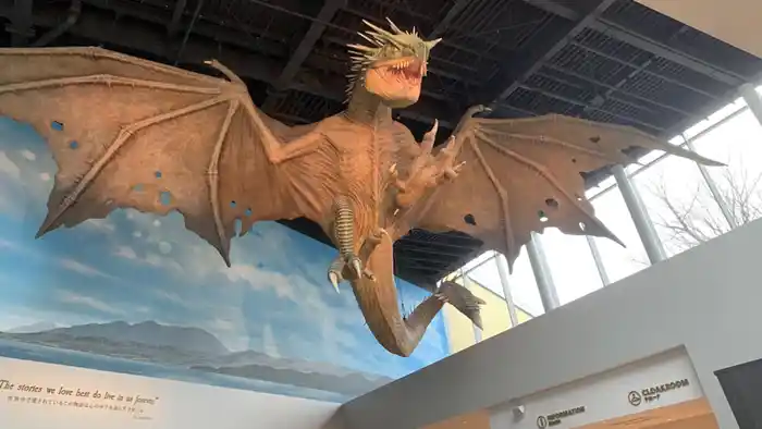 ハリーポッタースタジオツアー東京エントランスに展示されているハンガリー・ホーンテールの大型ドラゴン模型