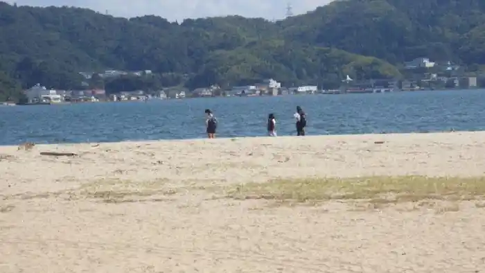 天橋立周辺の海辺で海を眺める子どもたち