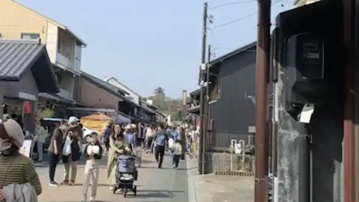 犬山城下町を子連れで散策する観光客の様子