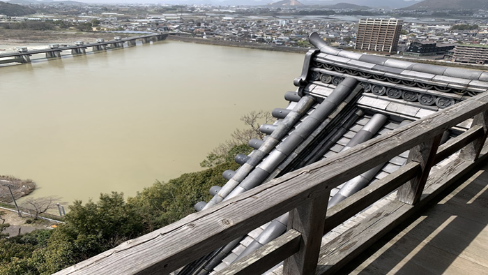 犬山城天守から眺める木曽川と城下町の景色