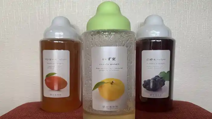 子供に安心なかき氷シロップの代用品として活用している杉養蜂園の果汁入りはちみつ(マンゴー&ハニー・ゆず蜜・巨峰&ハニー)